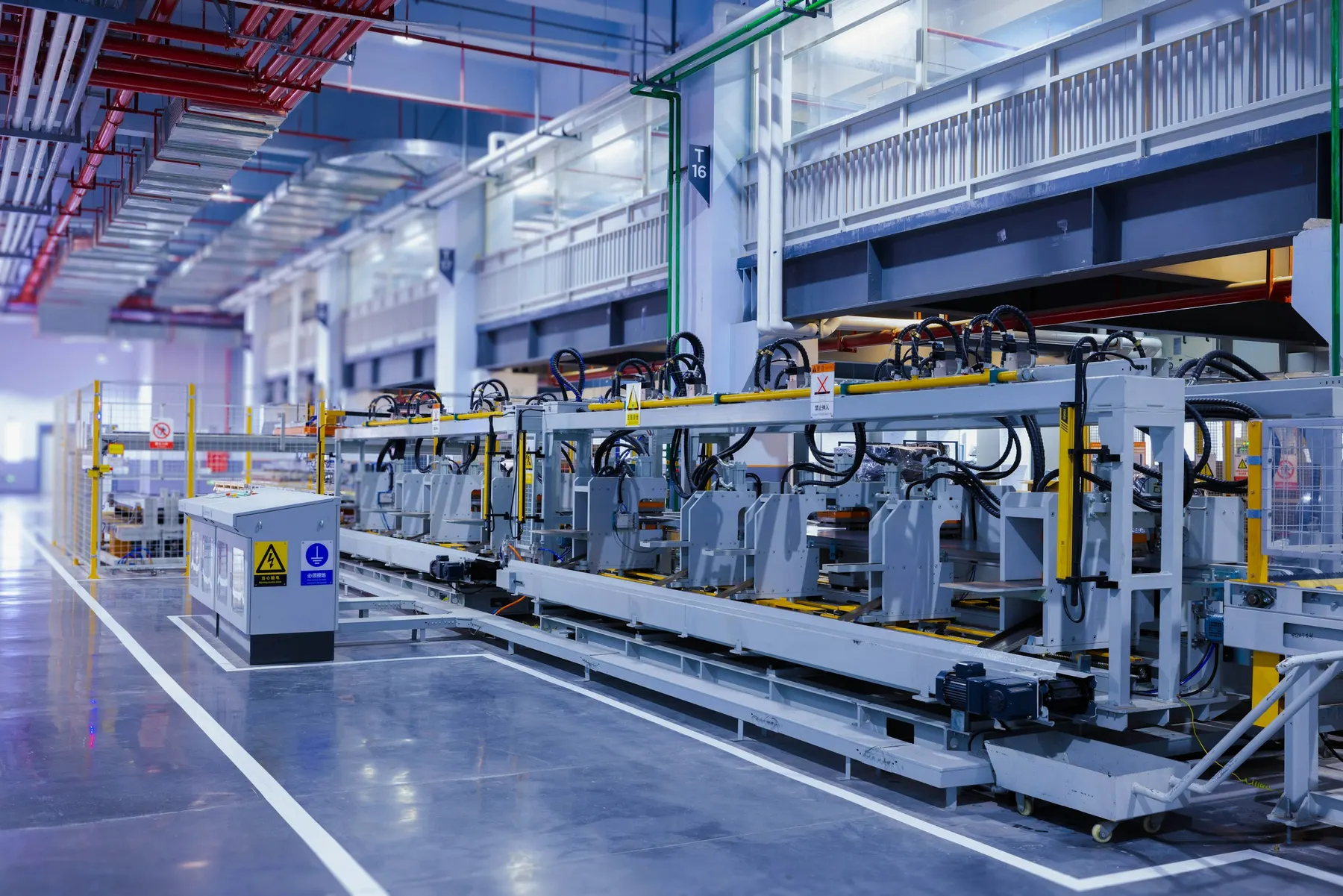 Saubere, moderne Produktionshalle mit Fertigungsanlage